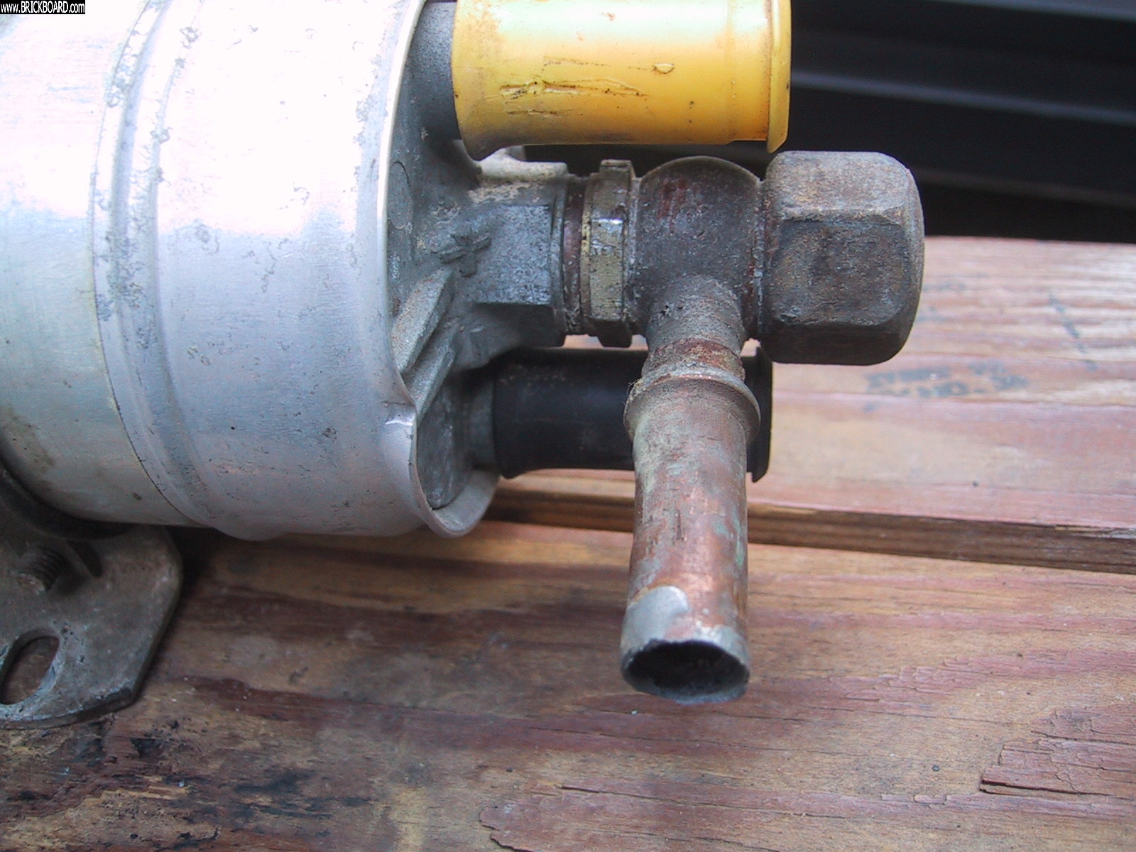 Volvo 200 -- Fuel feed between pump and accumulator