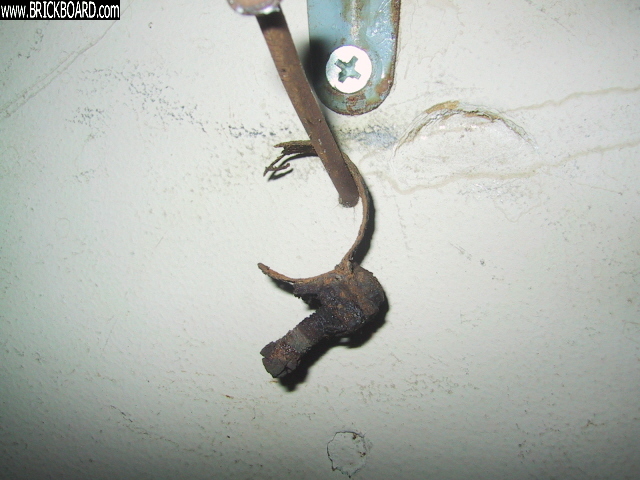 Volvo 200 -- Rusted hose clamp at low pressure side of main pump