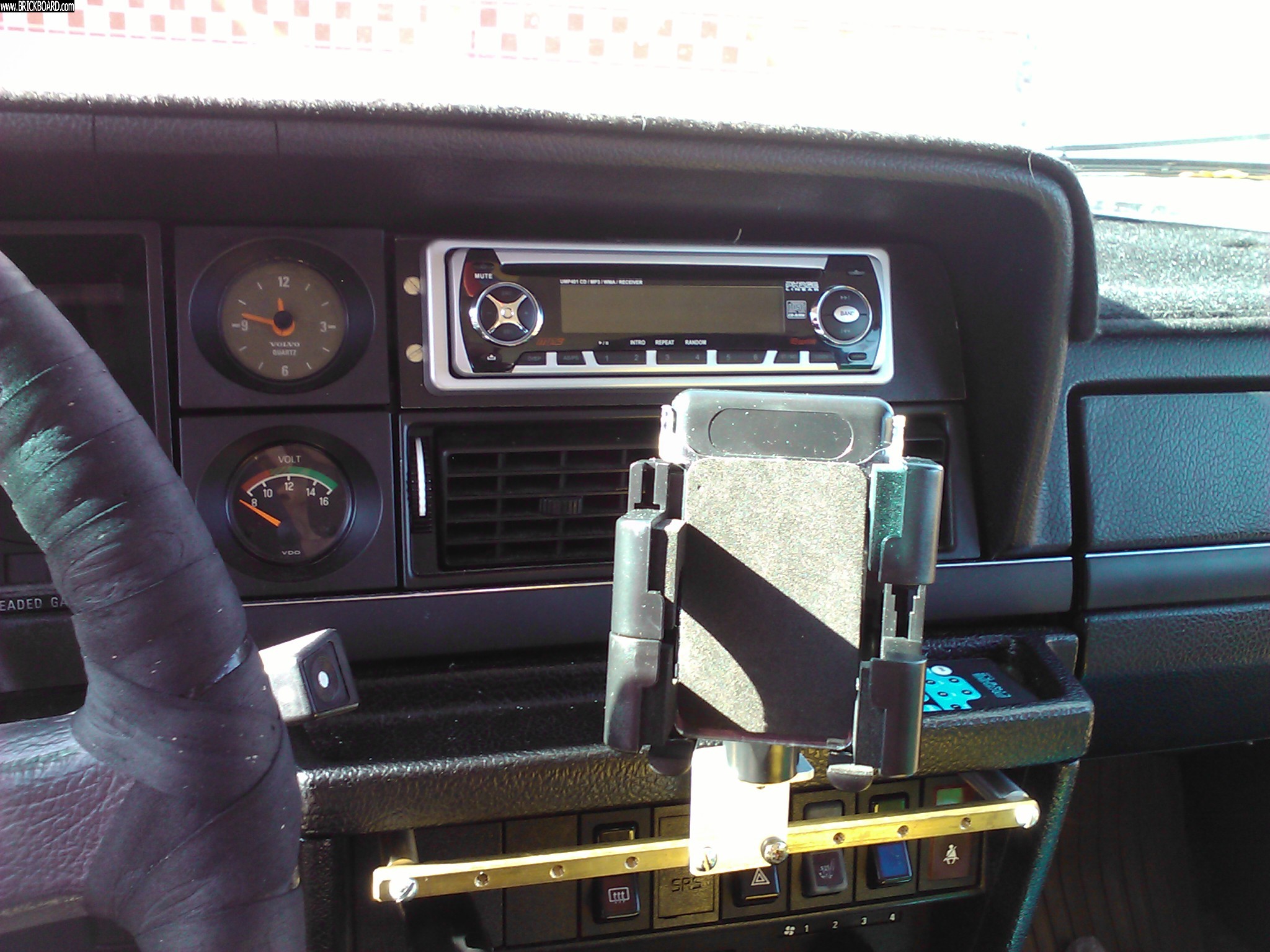 Volvo  -- 240 wagon GPS/smartphone mount
