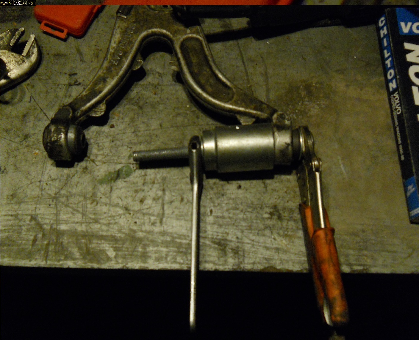 Volvo 850 -- bushing tool in operation