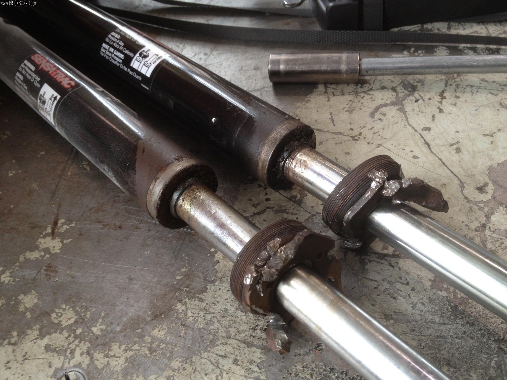Volvo 900 -- strut gland nut