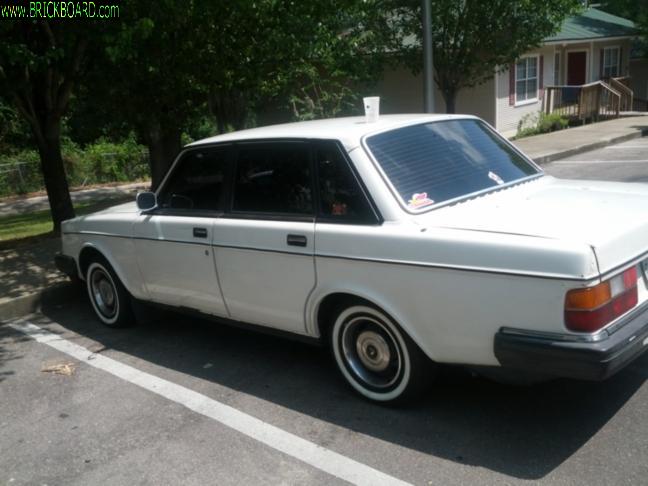 Volvo 200 -- Blacked out the chrome window trim