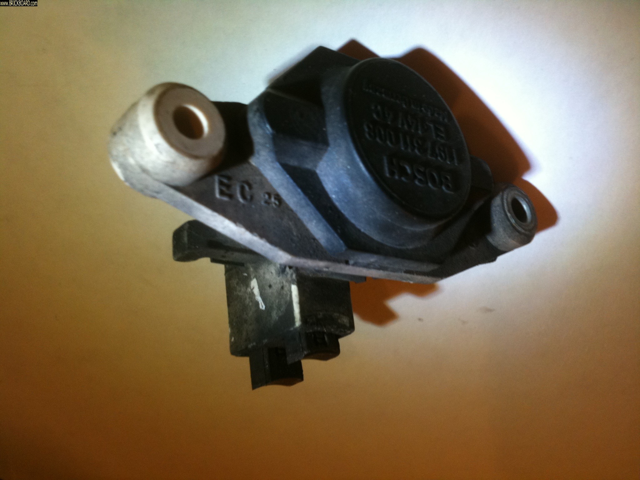 Volvo 200 -- re: 87 245 auto - voltage regulator