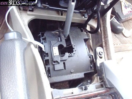 Volvo  -- 2001 V70XC / Gear Shifter Console Box