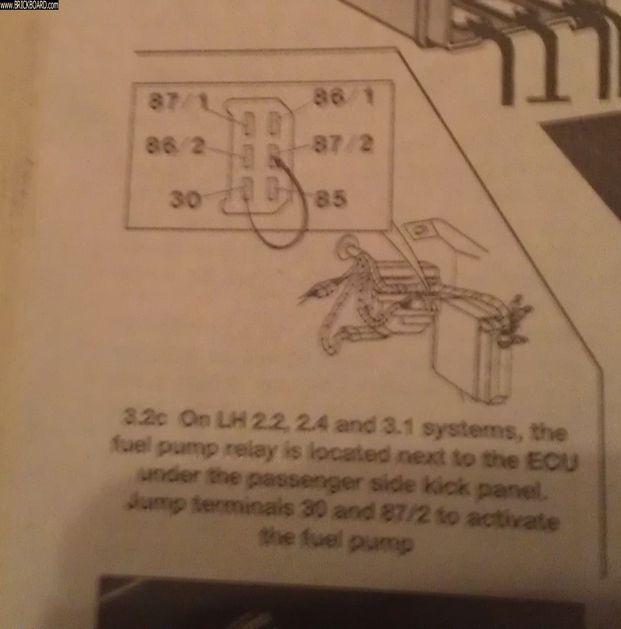 Volvo  -- Fuel Pump Relay diagram (Haynes Manual)