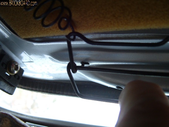 Volvo 900 -- Sunroof vent, springed clip 
