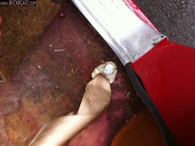 Volvo 120-130 -- Side anchor for rear seat belt