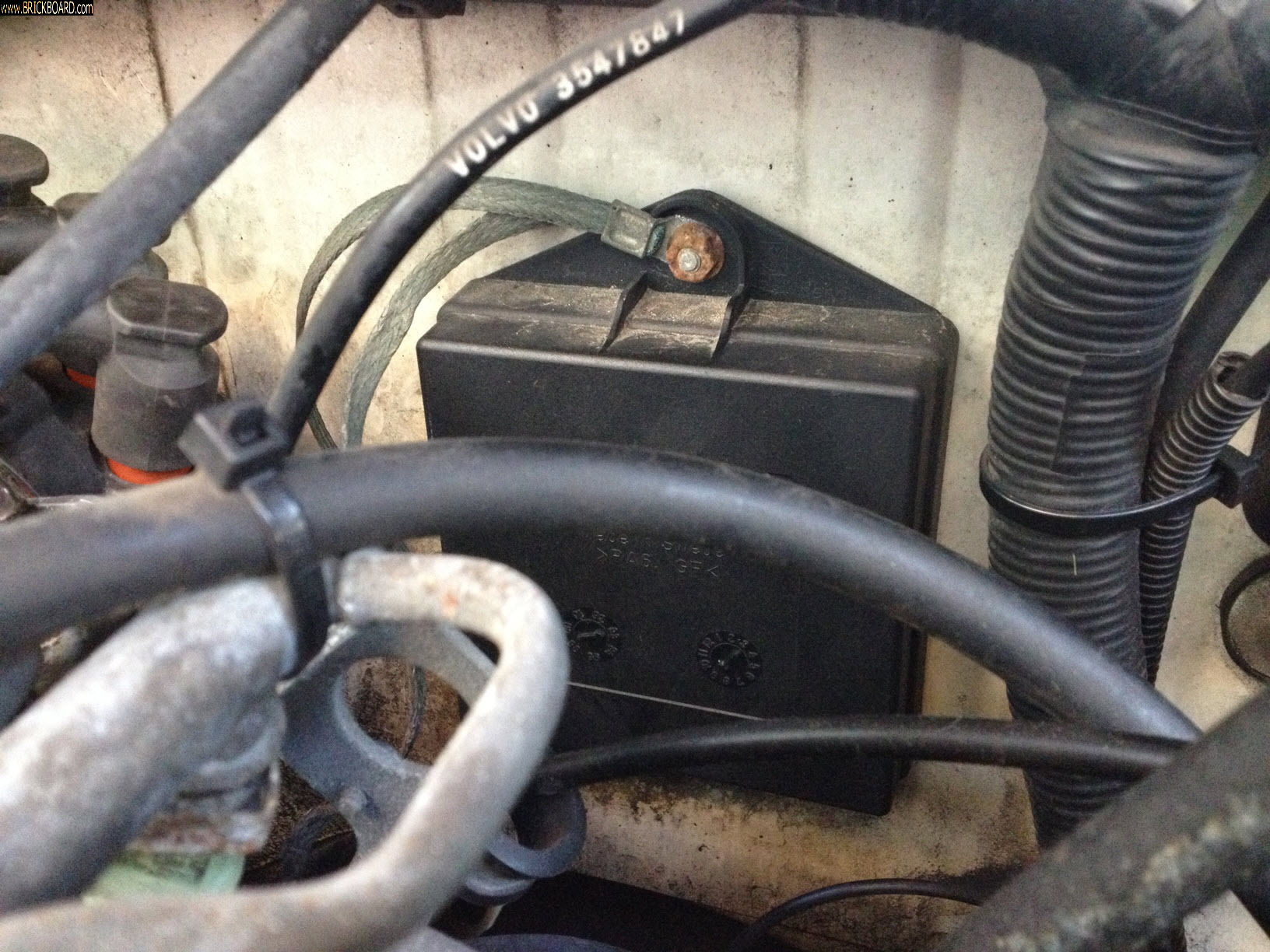 Volvo 900 -- Oscillation Damper ('94 945T)