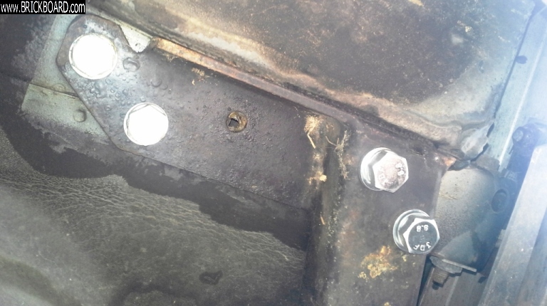 Volvo 700 -- Volvo OEM Trailer Hitch mounting detail