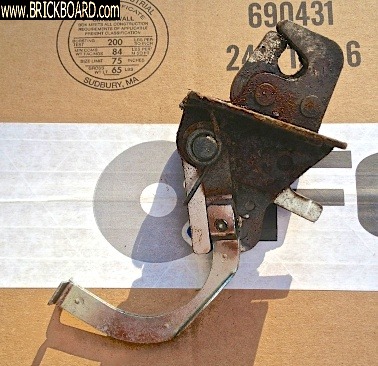 Volvo 200 -- '91 240 Wagon Tailgate Latch