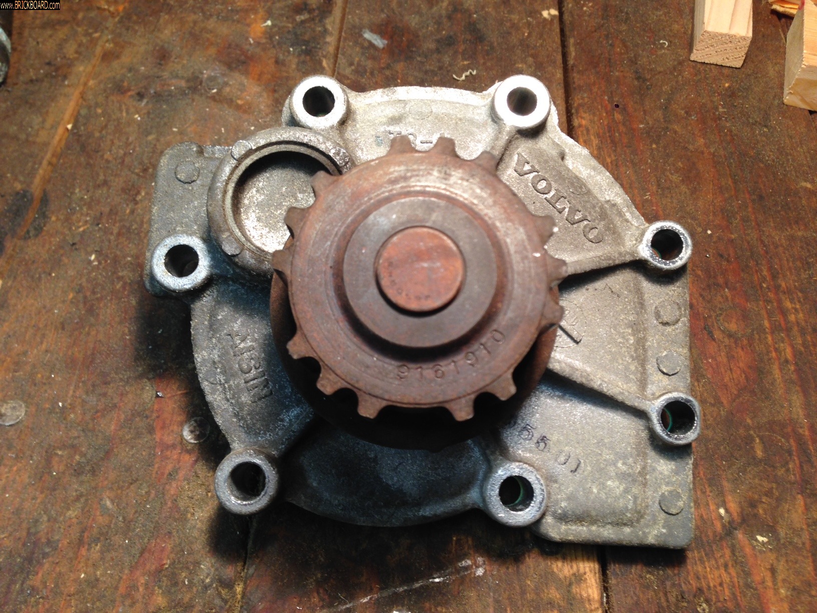 Volvo 850 -- Unusual water pump pulley design #1