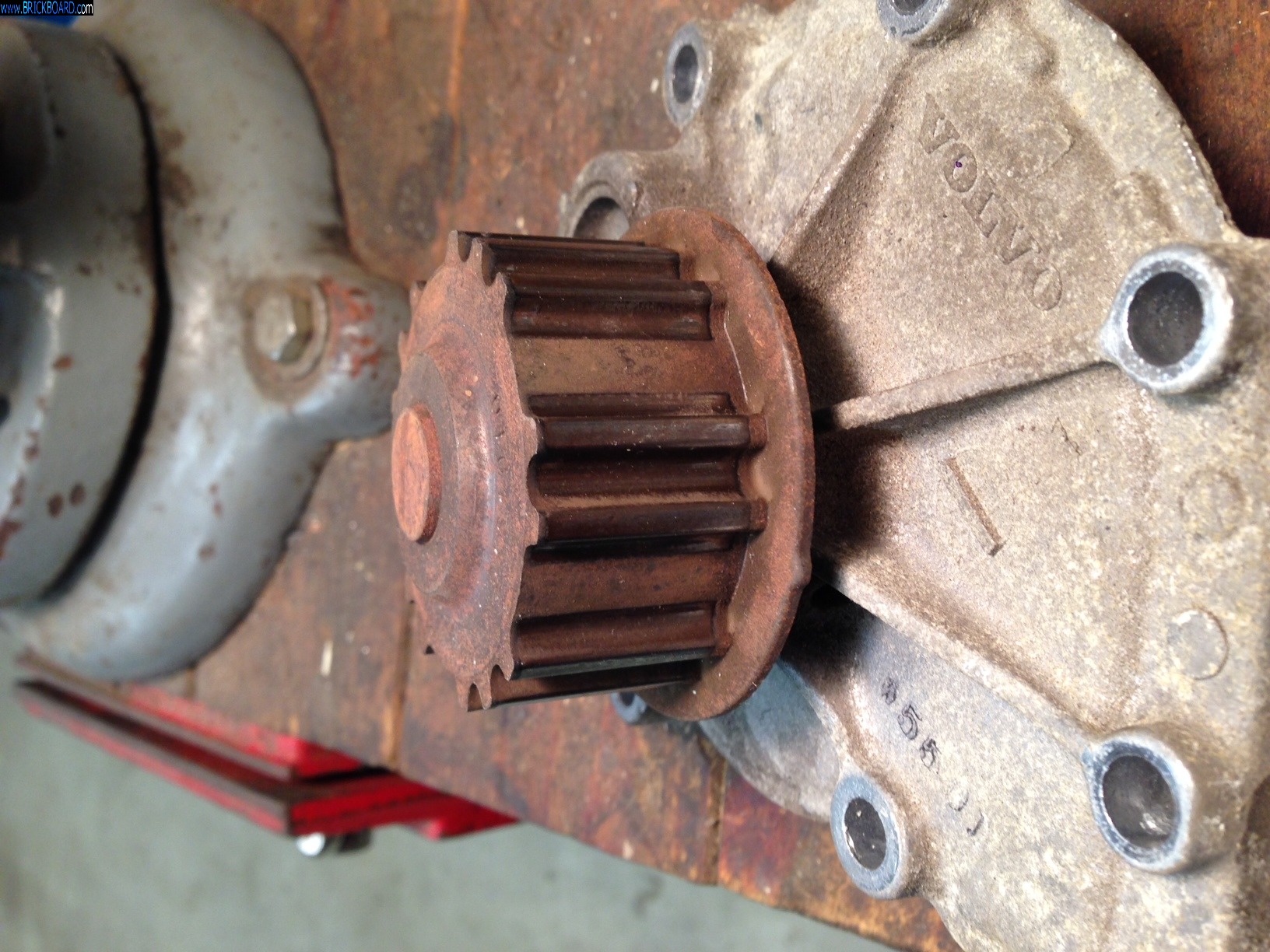 Volvo 850 -- Unusual water pump pulley design #2