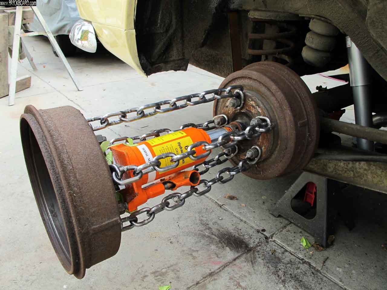 Volvo 120-130 -- 122S Rear Brake Drum Puller
