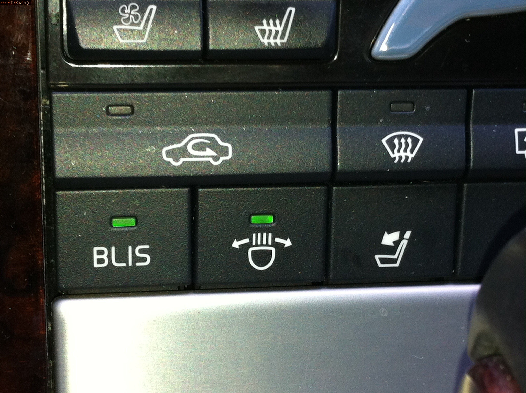 Volvo  -- S80 lower middle button