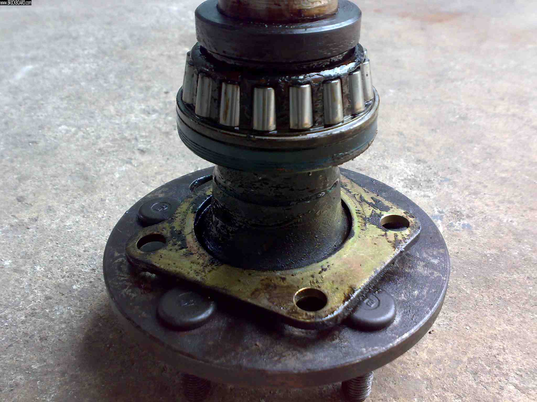 Volvo 900 -- Rear bearing