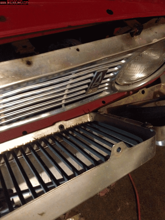 Volvo 140-160 -- 71 142 Grille issue