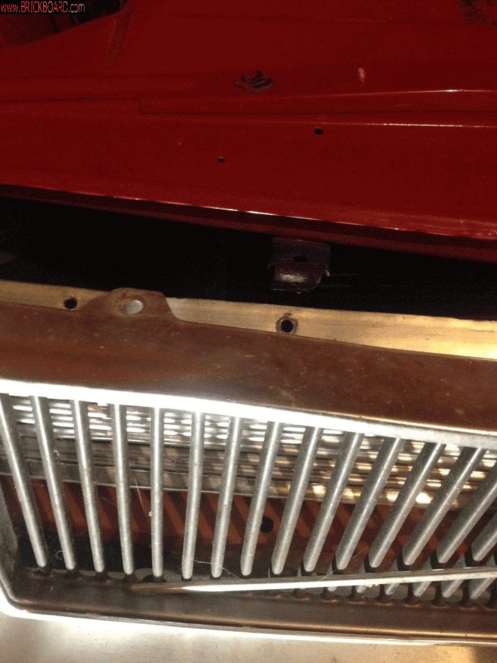 Volvo 140-160 -- 71 142 Grille issue