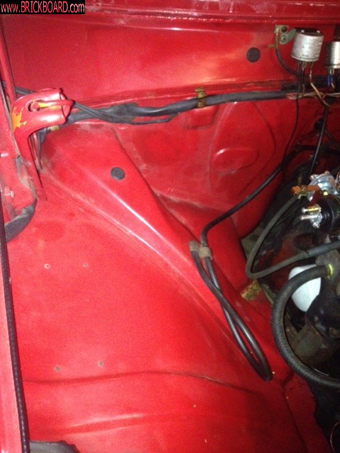Volvo 140-160 -- missing windshield washer?