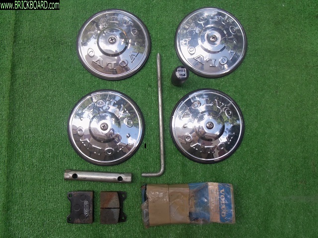 Volvo  -- hubcaps for 140-160