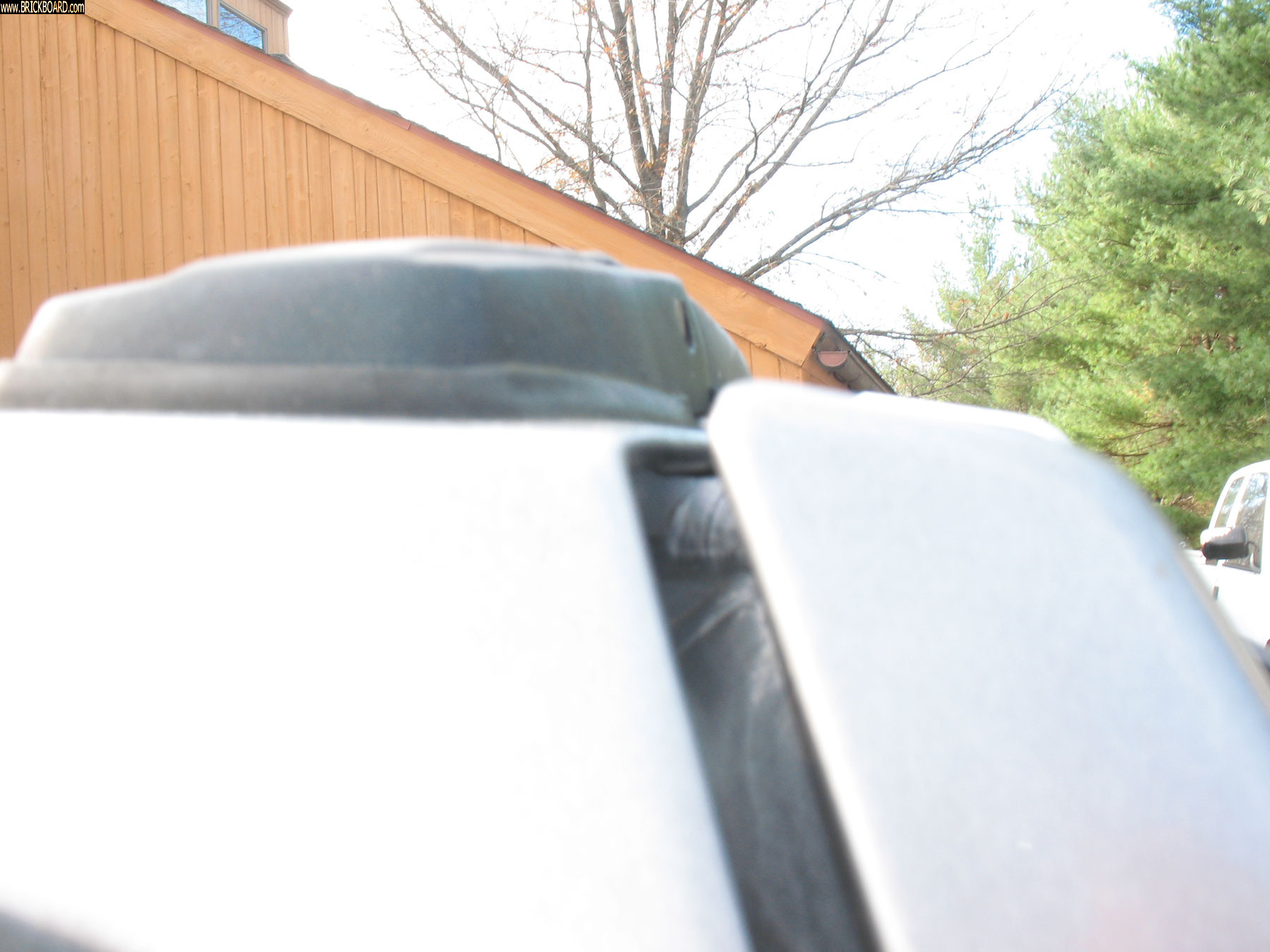 Volvo 200 -- tailgate hinge