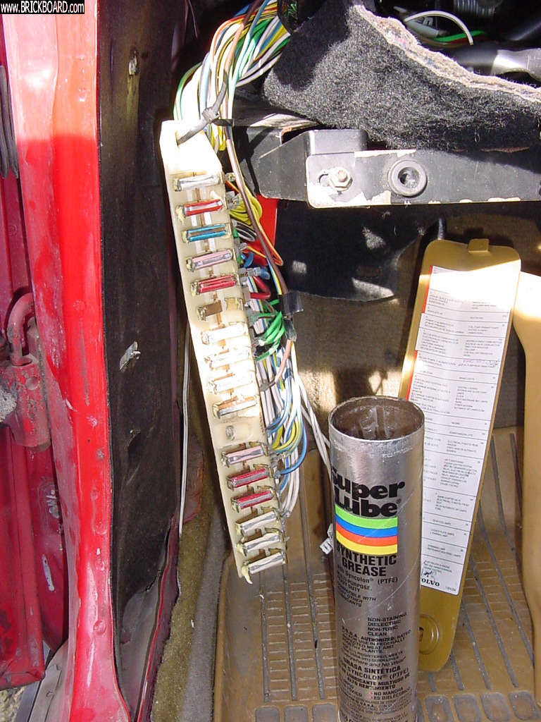 Volvo  -- 1990 Volvo 240 DL Wagon Fuse Box Corrosion Removal Treatment