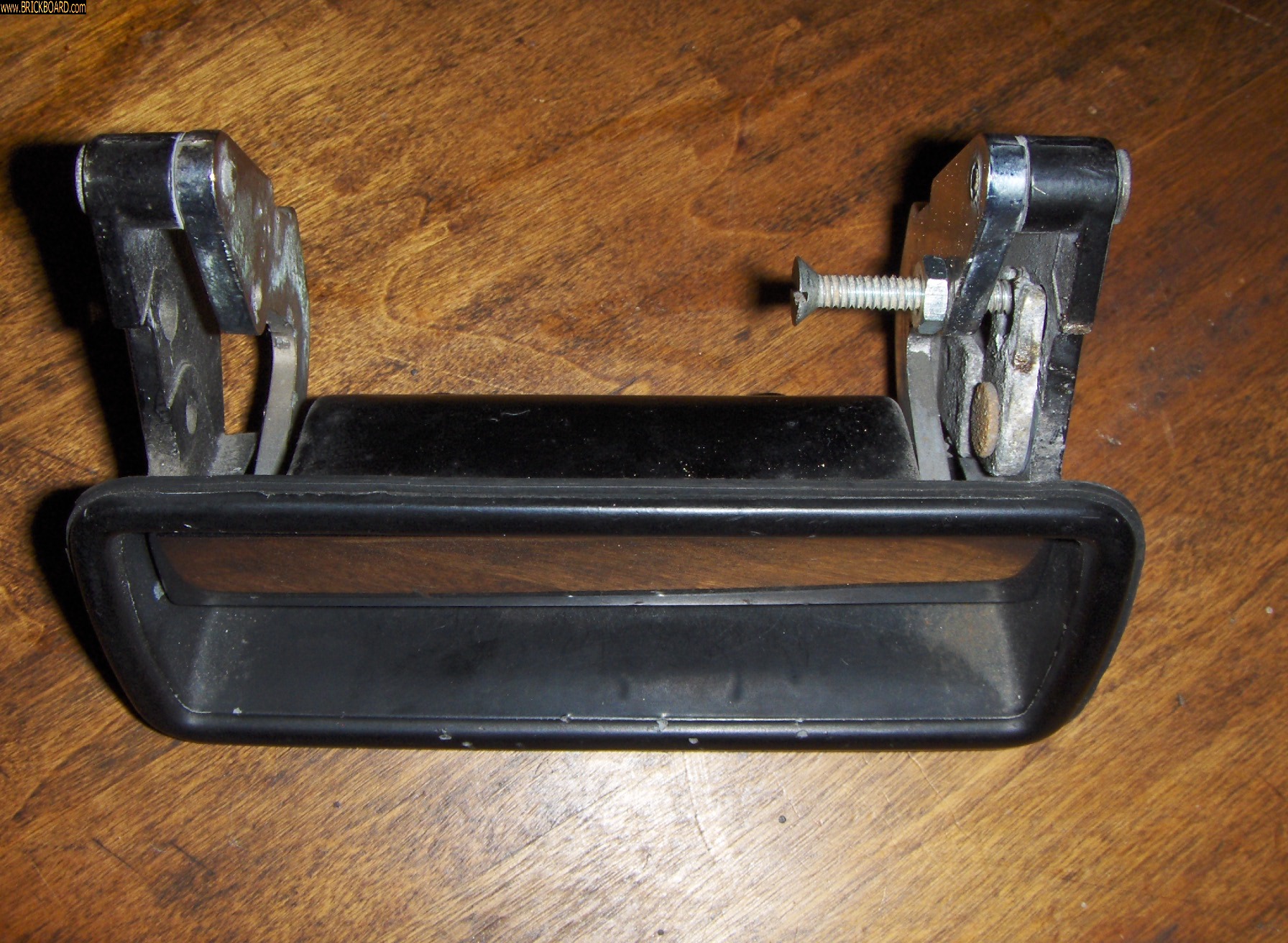 Volvo 200 -- Fixed driver-dide door handle
