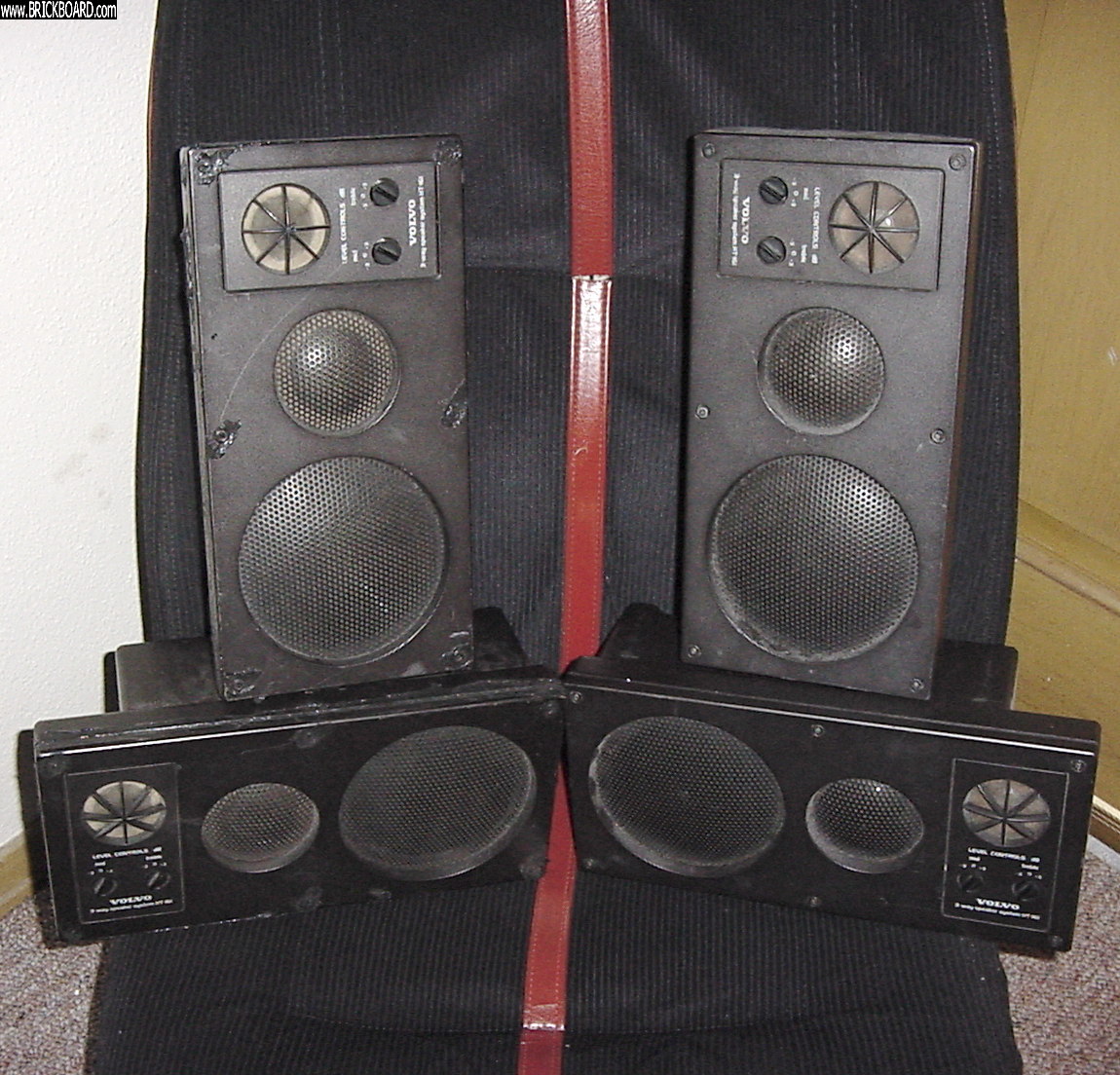 Volvo  -- Volvo HT-161 three-way speakers on modern living room furniture - Detail