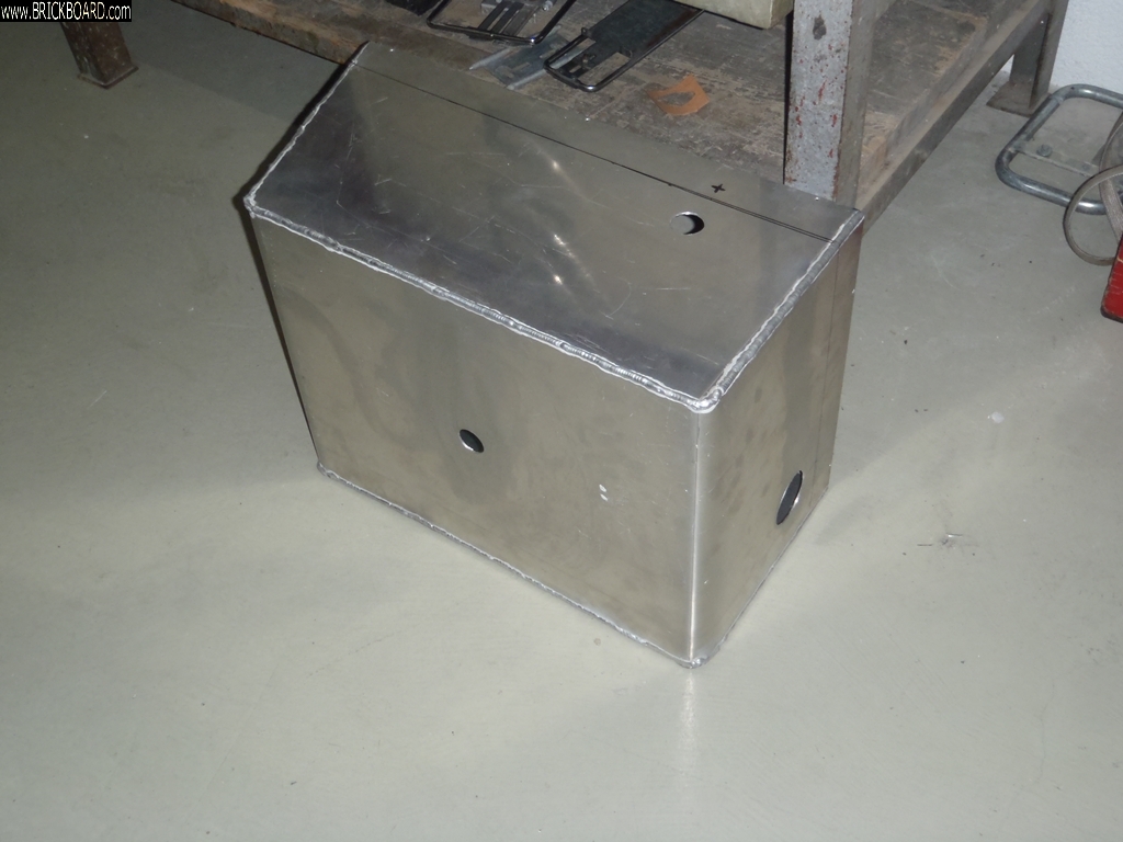 Volvo 444-544 -- Fuel tank
