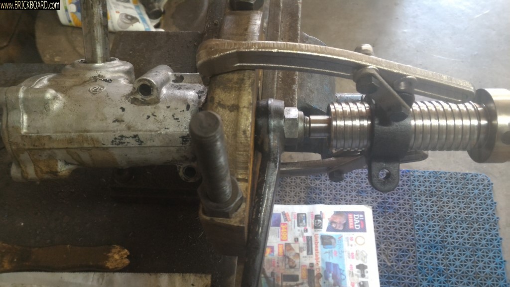 Volvo 120-130 -- '70 122S Pitman arm removal