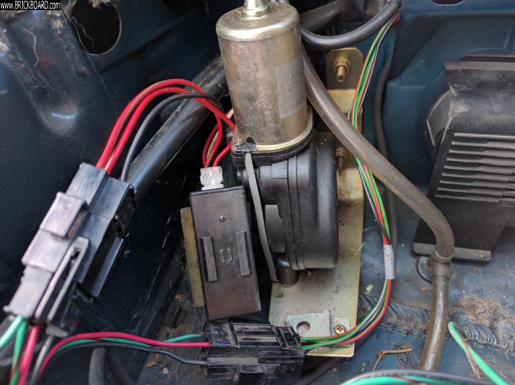 Volvo 900 -- 940 WAGON PART IN TRUNK ID?