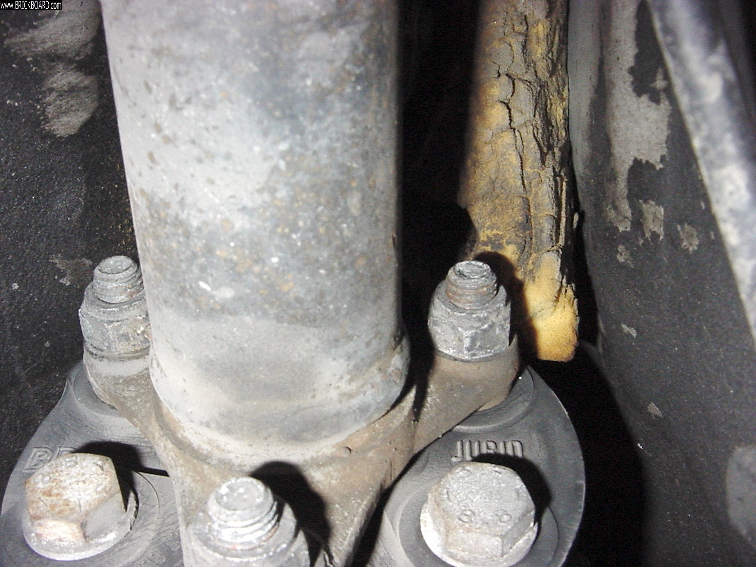 Volvo  -- Kittys Red 1990 Volvo 240 DL Wagon: Undercarriage Images