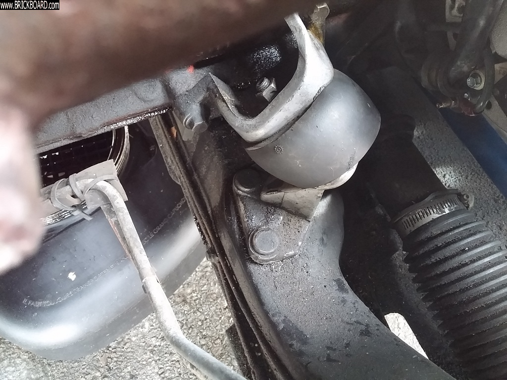 Volvo 200 -- engine mount