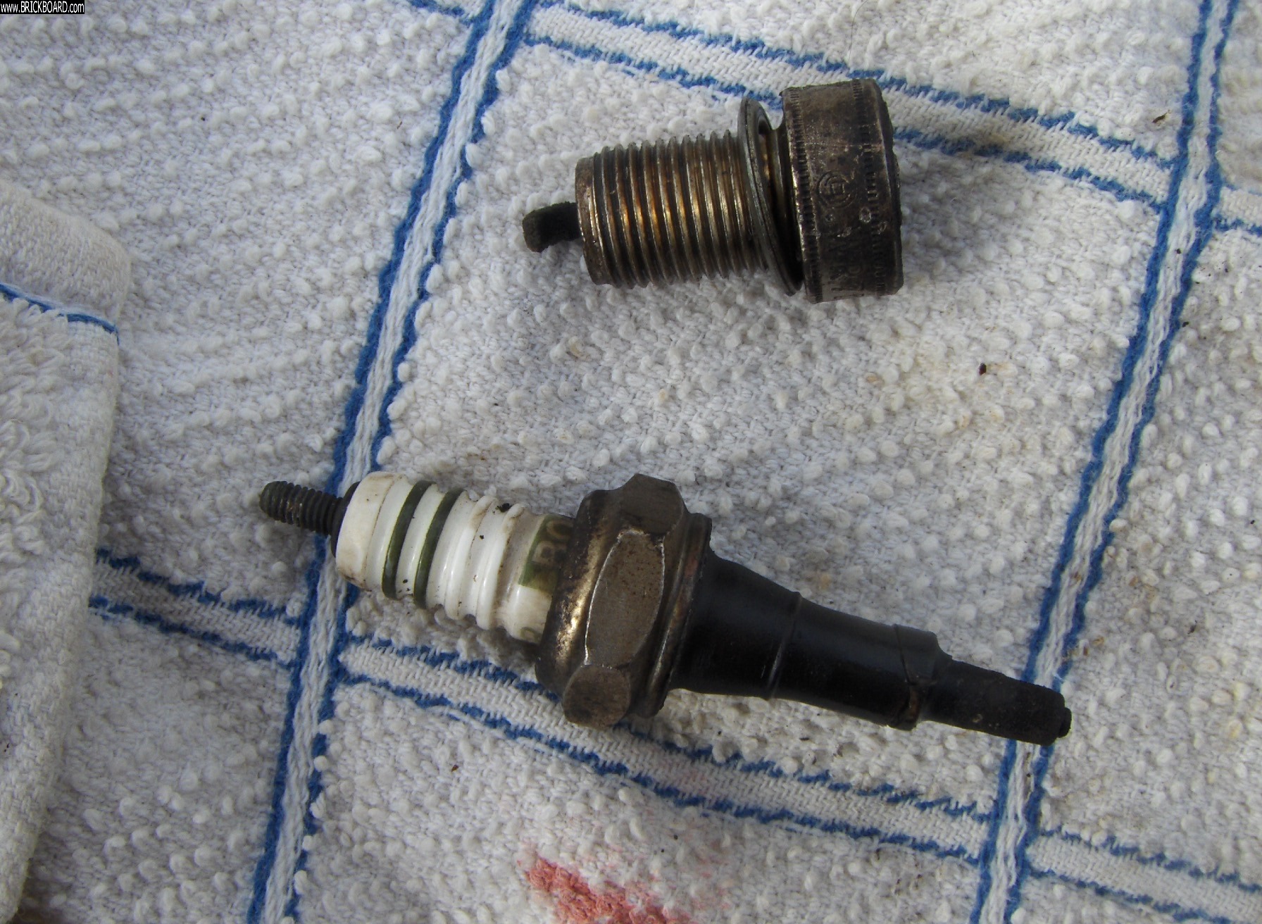 Volvo 200 -- Bosch spark plug split