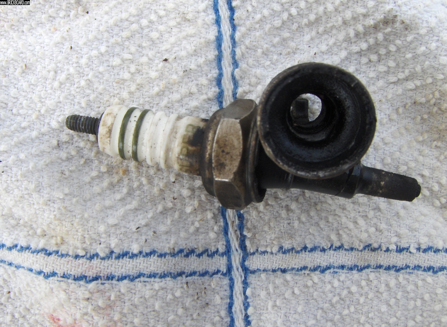 Volvo 200 -- Bosch spark plug split (2/2)