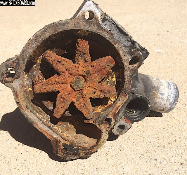Volvo 900 -- Old water pump
