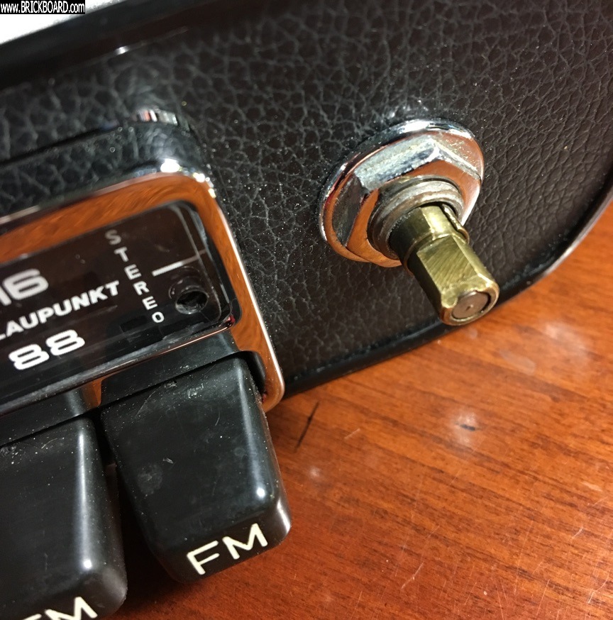Volvo 1800 -- Blaupunkt RH Shaft