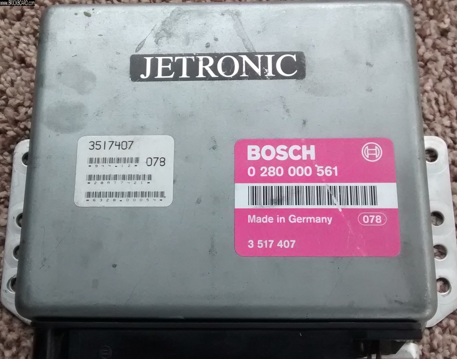 Volvo  -- 200/700 561 ECU