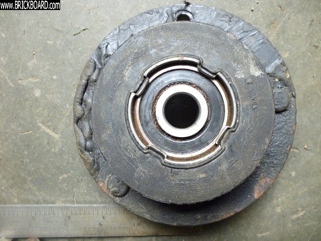 Volvo 200 -- bottom of strut mount