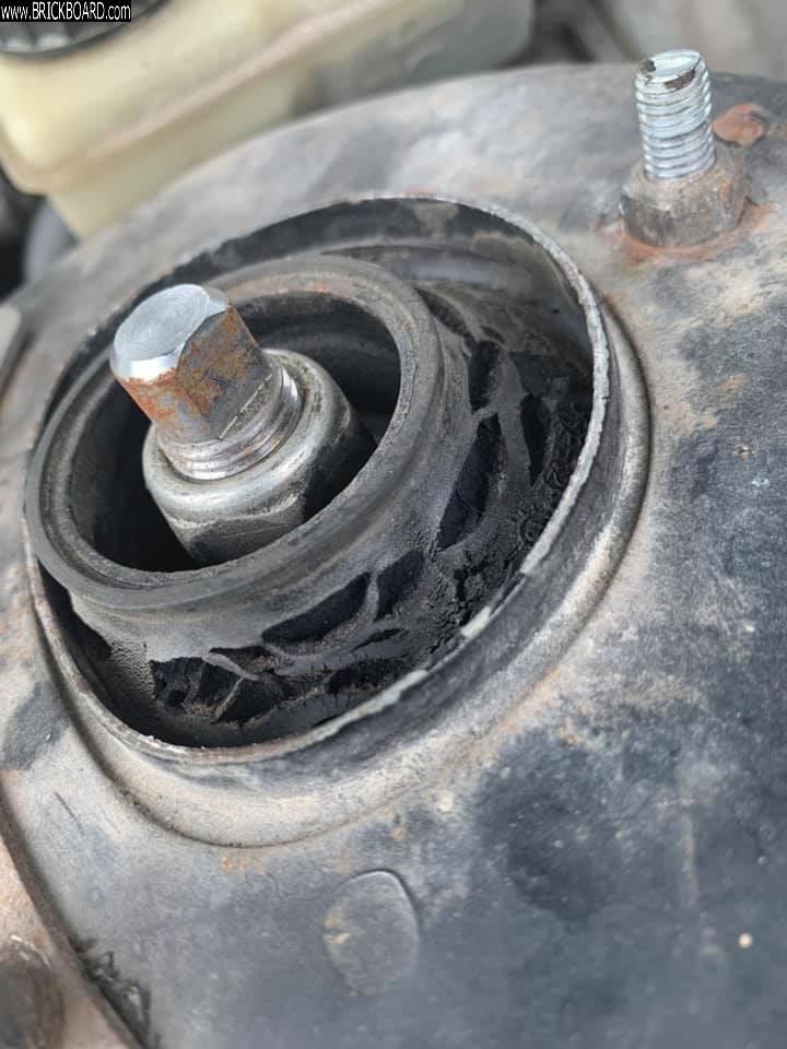 Volvo 200 -- Two week old failed URO Strut Mounts for 240