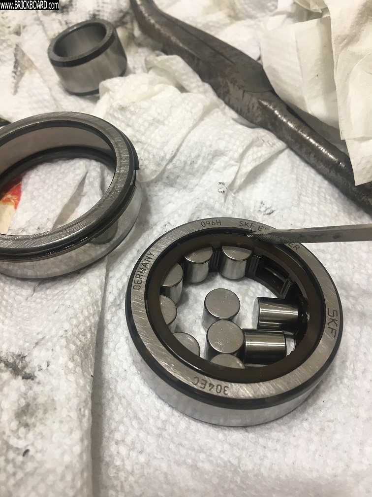Volvo 200 -- removing new bearings & cage to old bearing with clip
