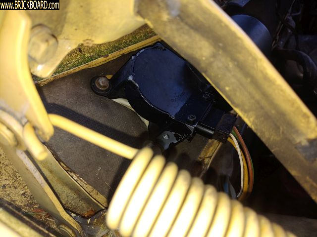 Volvo 200 -- Sealing a new wiper motor using plumber's putty