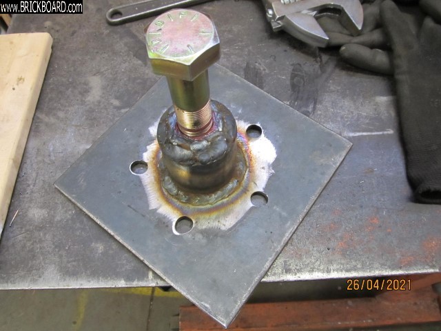 Volvo 444-544 -- Hub Puller