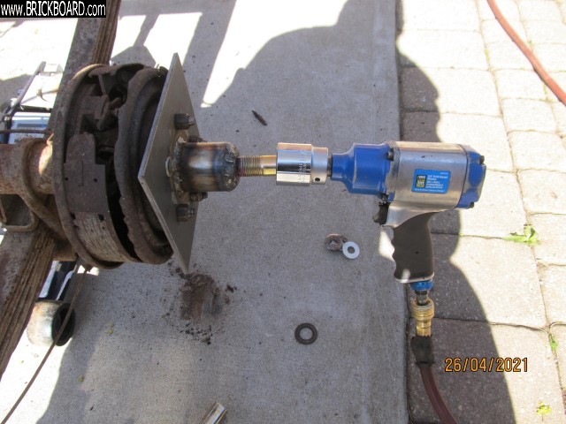Volvo 444-544 -- Stubbon stuck hub
