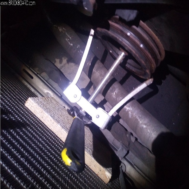 Volvo 700 -- Using a 2-arm puller to remove stuck crank pulley (harmonic balancer)