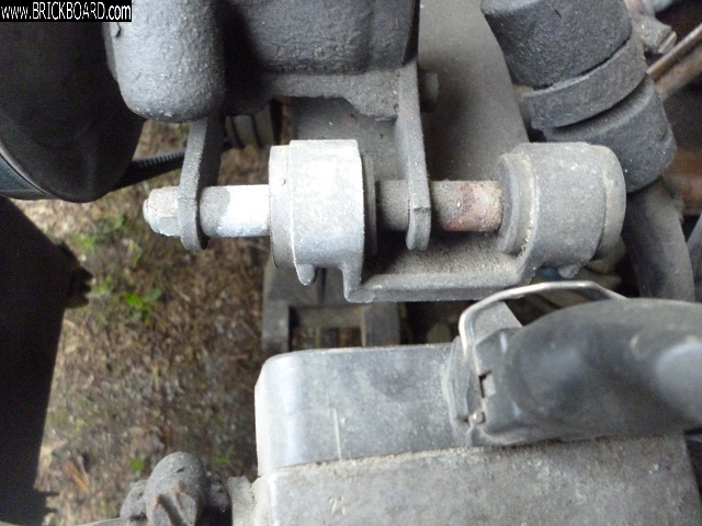Volvo 200 -- ps pump bracket