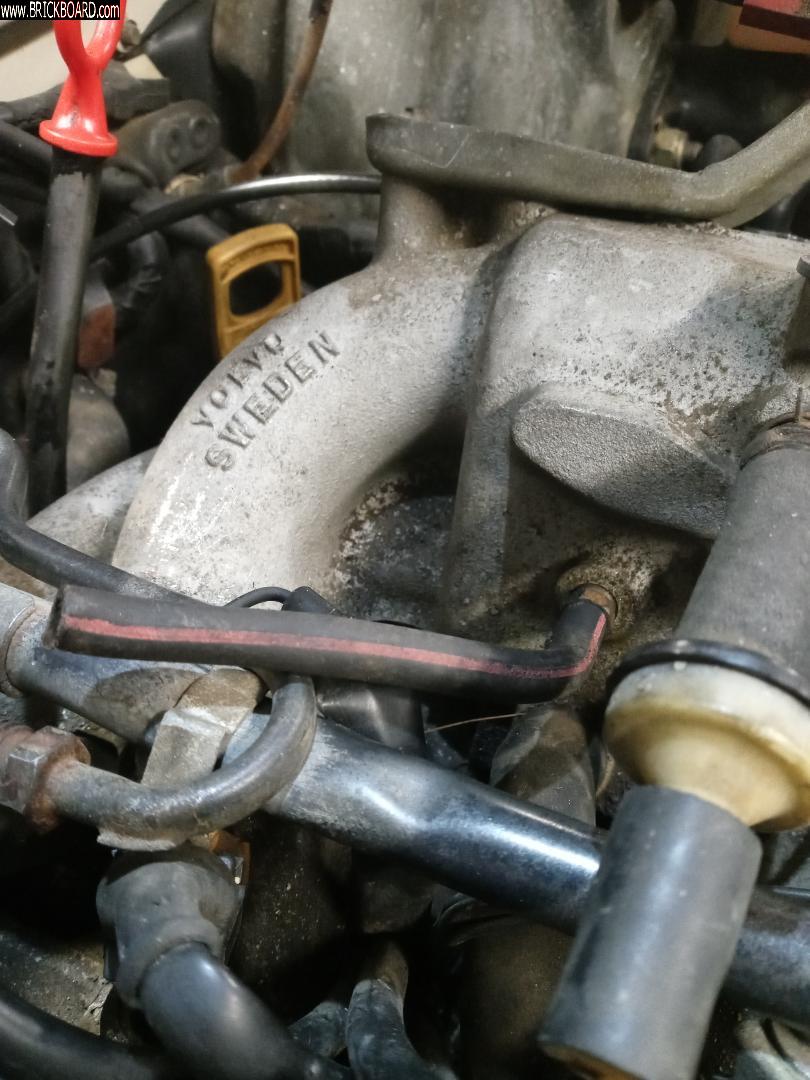 Volvo 200 -- Line on intake manifold