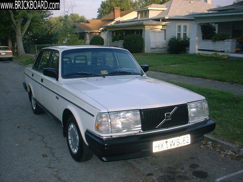 Volvo 200 -- 244 - (Nina)