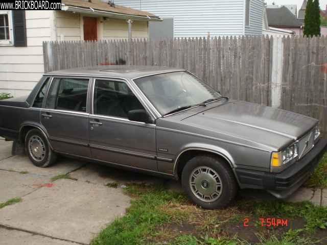Volvo 700 -- 1986 740 sedan  $500 runs and drives great!
