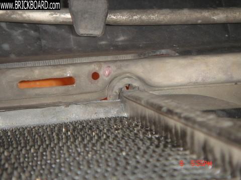 Volvo 700 -- Nissens radiator bottom mount