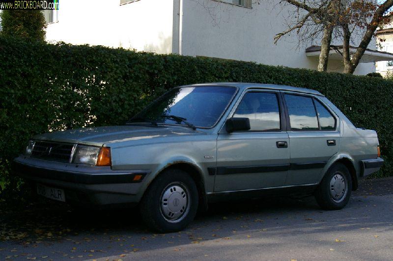 Volvo 300 -- VOLVO 360 sedan
